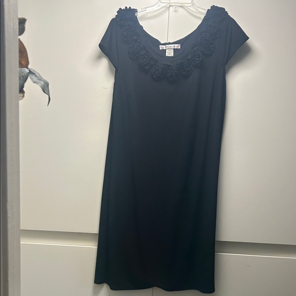 Floral Appliqué Scoop Neck Midi Dress in Black